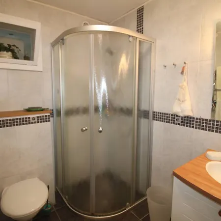 Les Bancaous Climatisee Pour 6 Personnes Avec Piscine Privee Dans Le Domaine De Valcros A